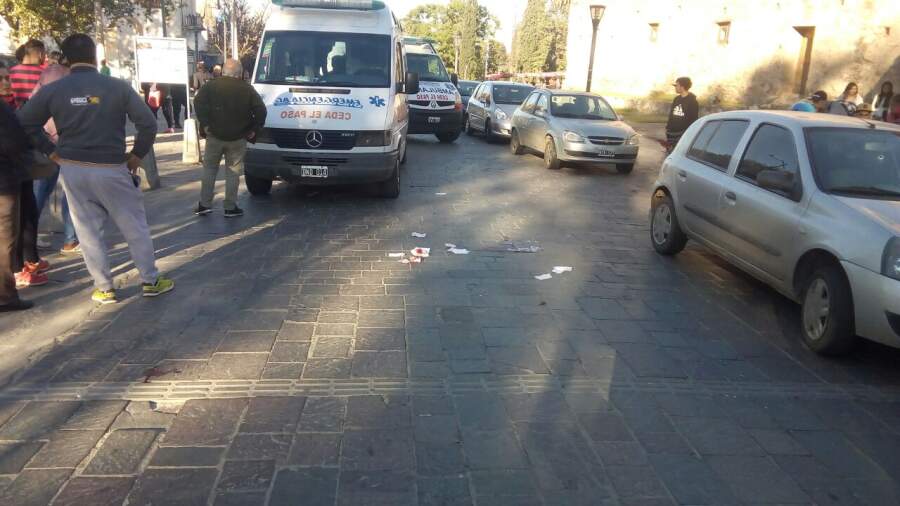 choque en el centro - Una mujer fue embestida por una moto en pleno centro