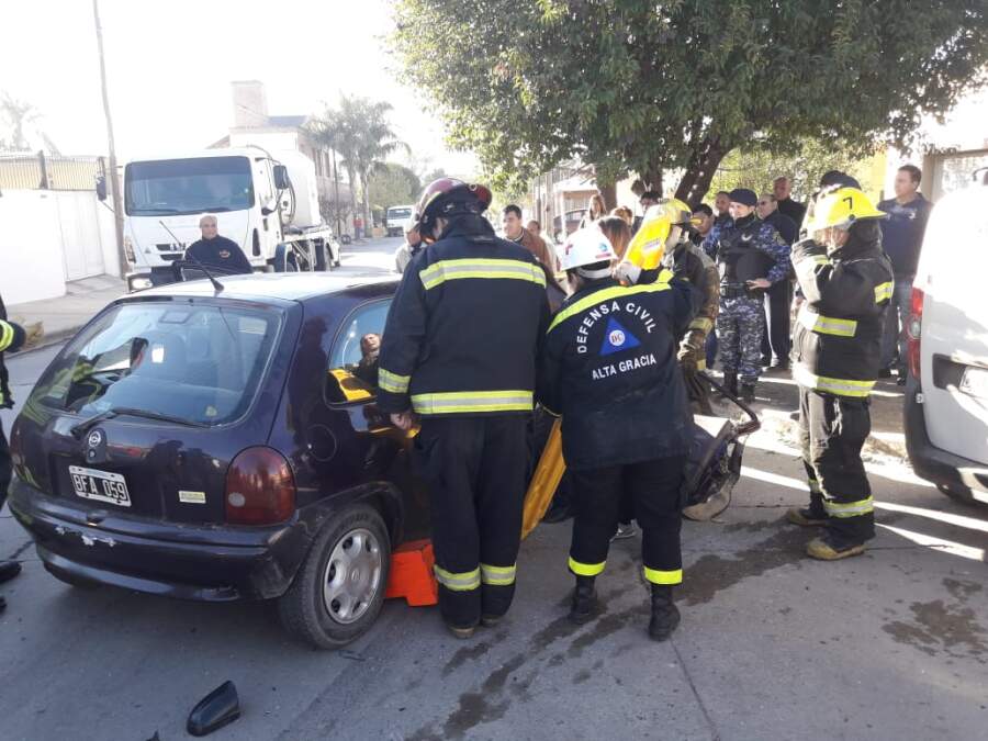 accidente corrientes y la plata - Un conductor quedó atrapado en un accidente en Corrientes y La Plata