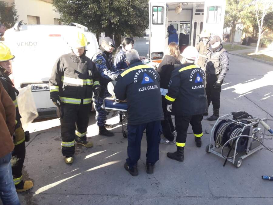 accidente corsa bomberos dc - Un conductor quedó atrapado en un accidente en Corrientes y La Plata