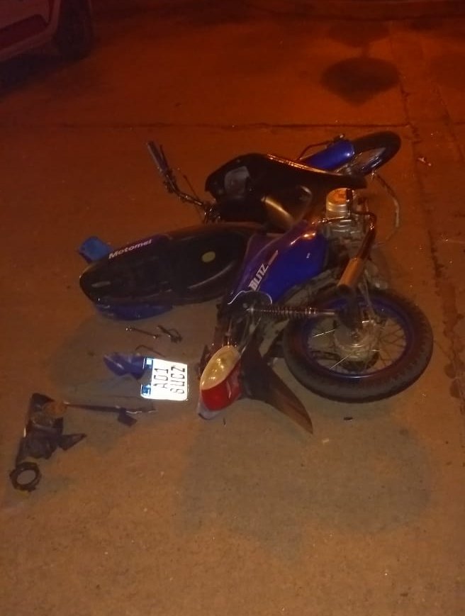 Un motociclista con politraumatismos tras colisionar con un auto accidente libertador moto E - Un motociclista con politraumatismos tras colisionar con un auto