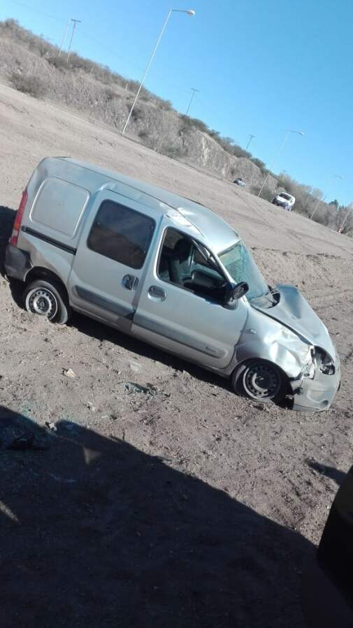 Una mujer herida tras perder el control de su vehículo en la autopista accidente malagueño kangoo - Una mujer herida tras perder el control de su vehículo en la autopista