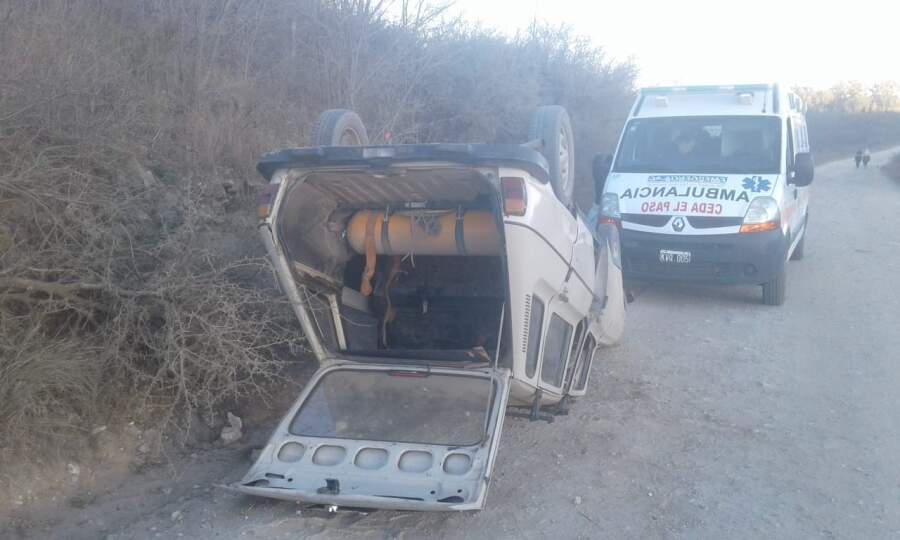 Un R6 se dió vuelta en el Camino del Mirador IMG 20180715 WA0027 - Un R6 se dió vuelta en el Camino del Mirador