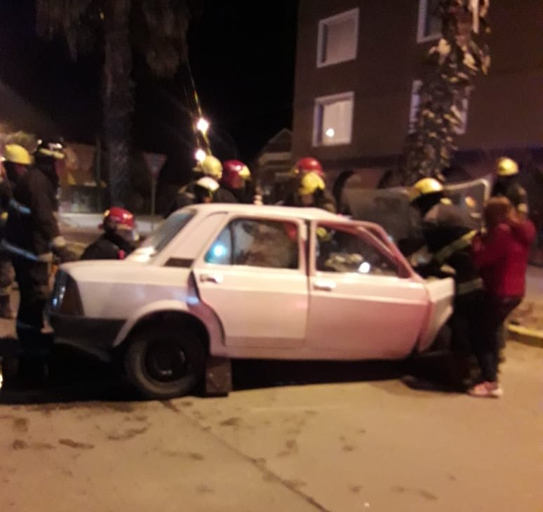 accidente despeñaderos fiat E - Embistió su auto contra una palmera y sólo sufrió lesiones leves