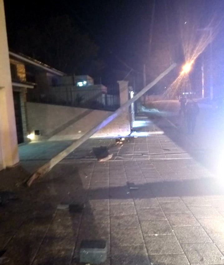 accidente rusconi poste E - Un joven resultó con politraumatismo de cráneo tras impactar su auto contra un poste