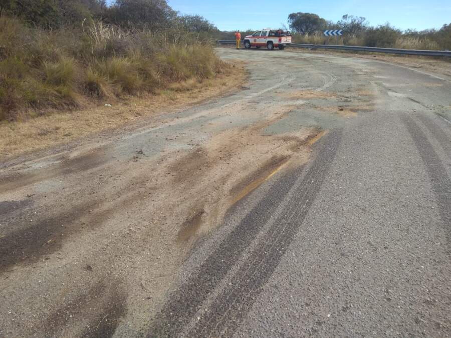 Media calzada inhabilitada en Ruta E-96 por un derrame de combustible derrame ruta - Media calzada inhabilitada en Ruta E-96 por un derrame de combustible