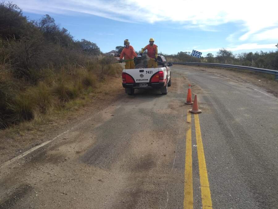 Media calzada inhabilitada en Ruta E-96 por un derrame de combustible derrame ruta e 96 - Media calzada inhabilitada en Ruta E-96 por un derrame de combustible
