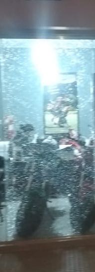 local vidrio roto - Rompieron vidrios y fueron demorados