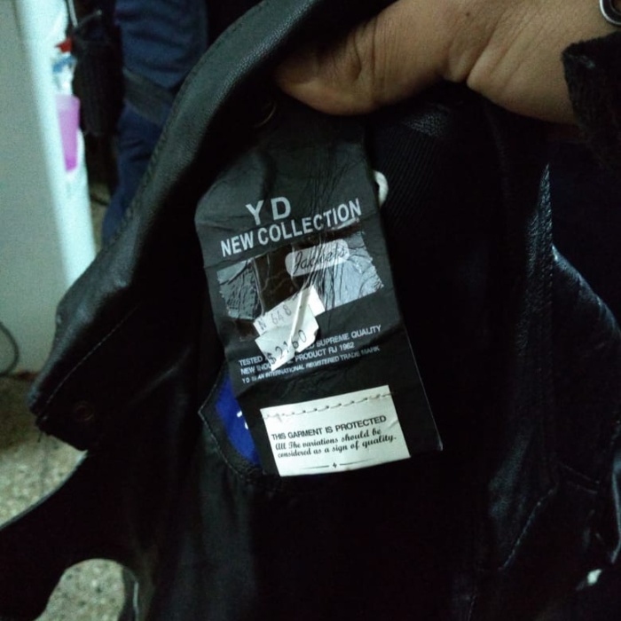 ropa secuestrada - Dos personas detenidas tras sustraer prendas de un local