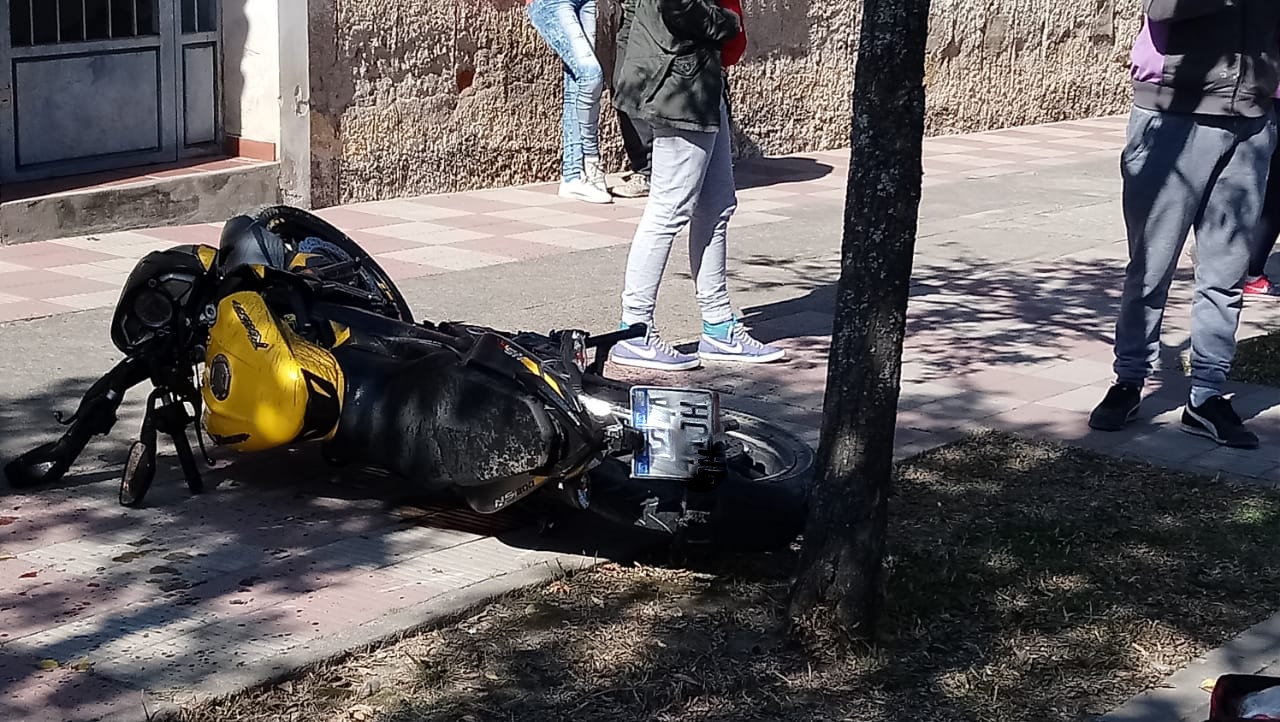 Un motociclista perdió el conocimiento tras colisionar un auto accidente alem moto - Un motociclista perdió el conocimiento tras colisionar un auto