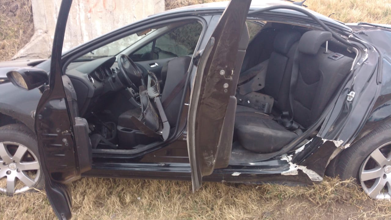 accidente depeñaderos peugeot - Dos niñas y su mamá con fracturas tras accidentarse en Ruta 36