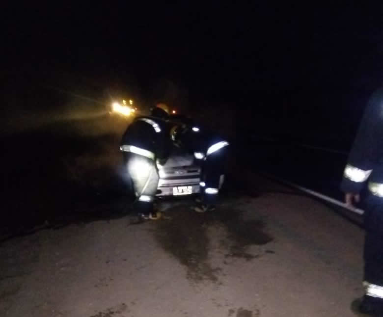 auto quemada - Falda del Carmen: un auto se prendió fuego en la vía pública