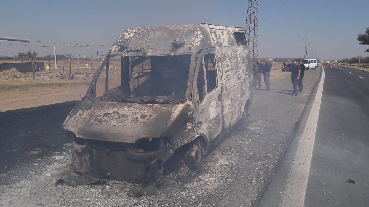 camioneta calcinada - Se prendió fuego una camioneta que trasladaba presos a Bouwer