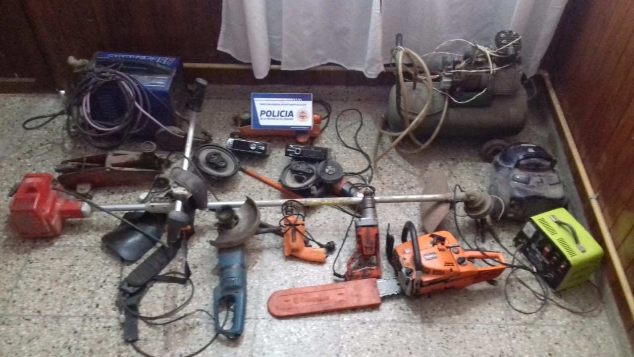 elementos robados - Detuvieron a un hombre por robos en barrios Cámara y Caferatta