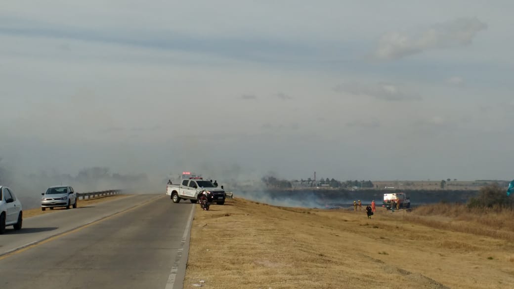 incendio camino los lecheros 2 - Bomberos voluntarios combatieron varios focos de incendio