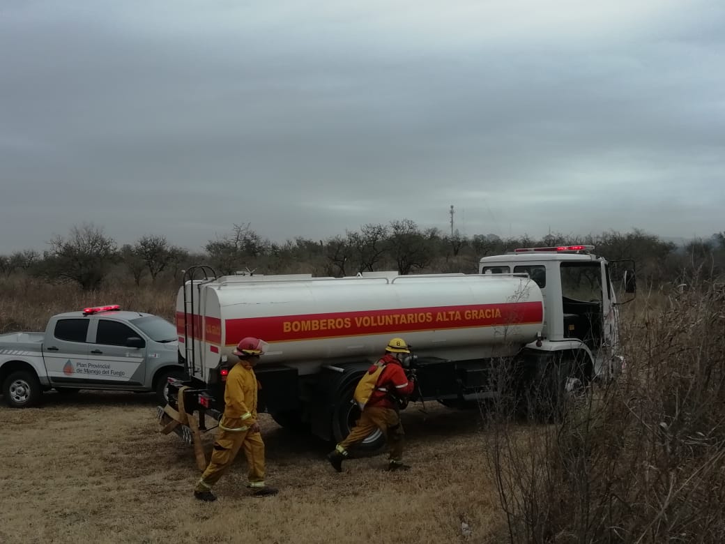 incendio potrero loyola - Bomberos voluntarios combatieron varios focos de incendio