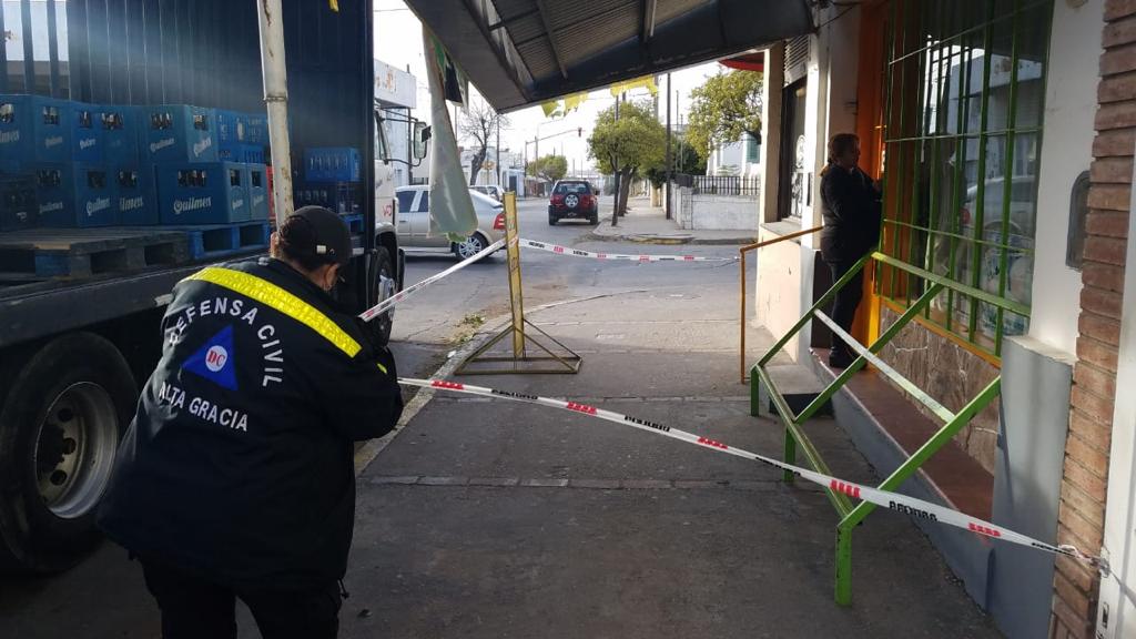 vientos caida de carteles - Defensa Civil asistió a vecinos damnificados por los fuertes vientos