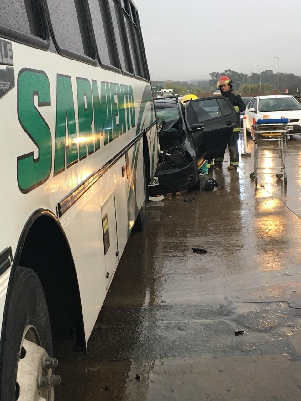 accidente colectivo - Un colectivo y dos vehículos colisionaron en Ruta 20