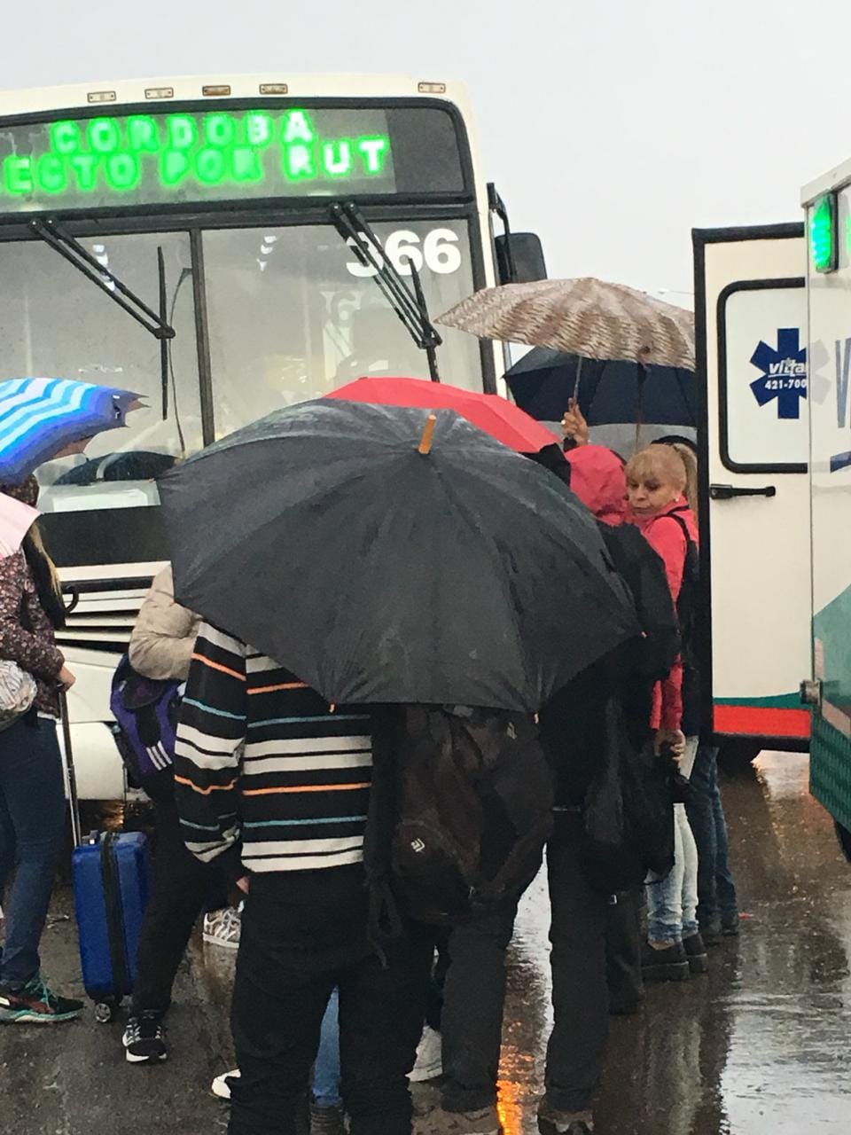 accidente colectivo - Un colectivo y dos vehículos colisionaron en Ruta 20