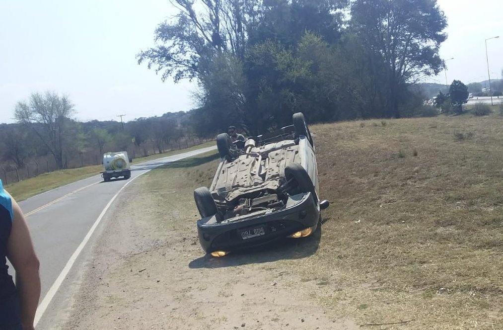 accidente peugeot 206 E - Vuelco sin lesionados en Colectora de Ruta 20