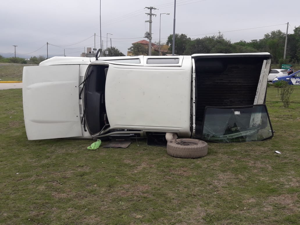 accidente rotonda 1 - Una camioneta volcó en la rotonda