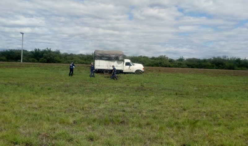 Tras las lluvias recomiendan precaución al conducir por el estado de las banquinas camion empantanado - Tras las lluvias recomiendan precaución al conducir por el estado de las banquinas