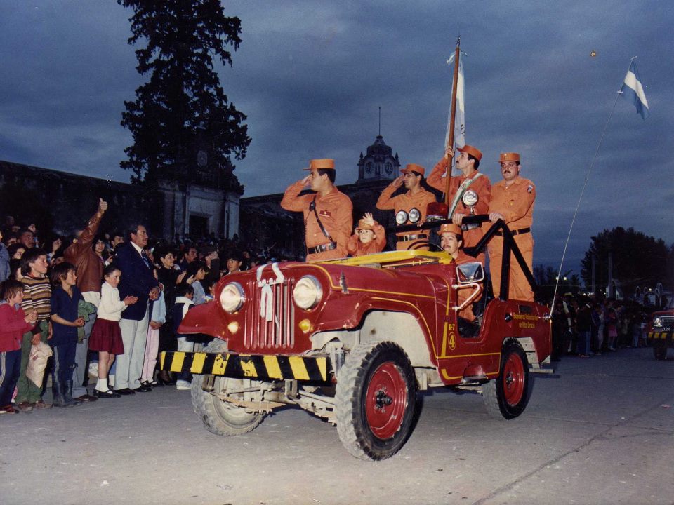 movil 4 desfile bomberos alta gracia - Bomberos Voluntarios de Alta Gracia cumplen 59 años