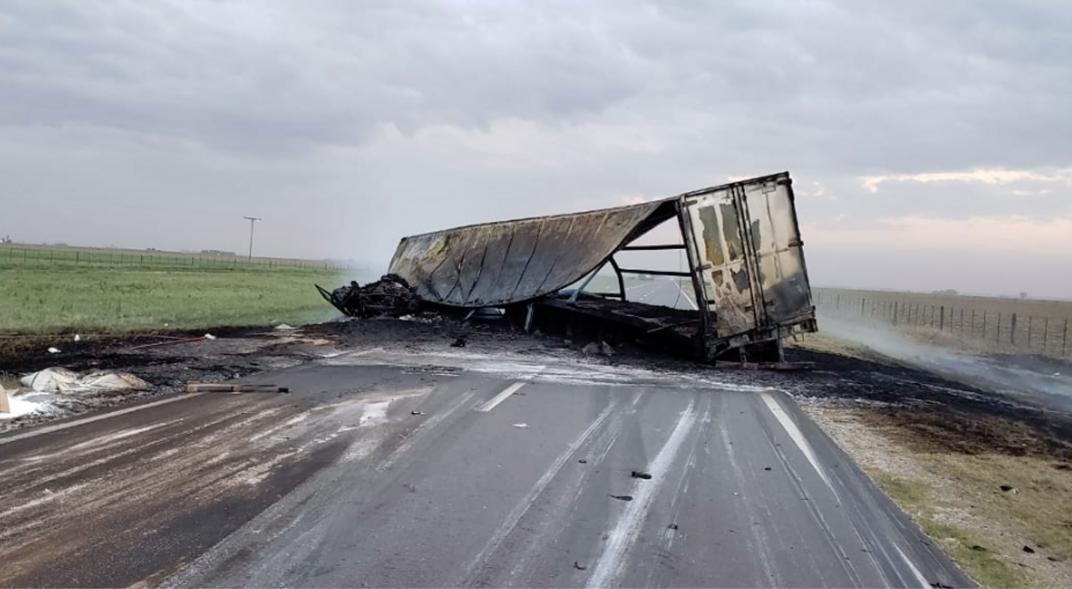 ACCIDENTE RUTA 35 - Choque frontal entre camiones en la ruta 35: murió uno de los choferes