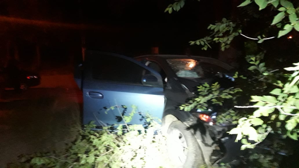 Robaron, chocaron contra un árbol y huyeron de a pie auto anisacate robo - Robaron, chocaron contra un árbol y huyeron de a pie