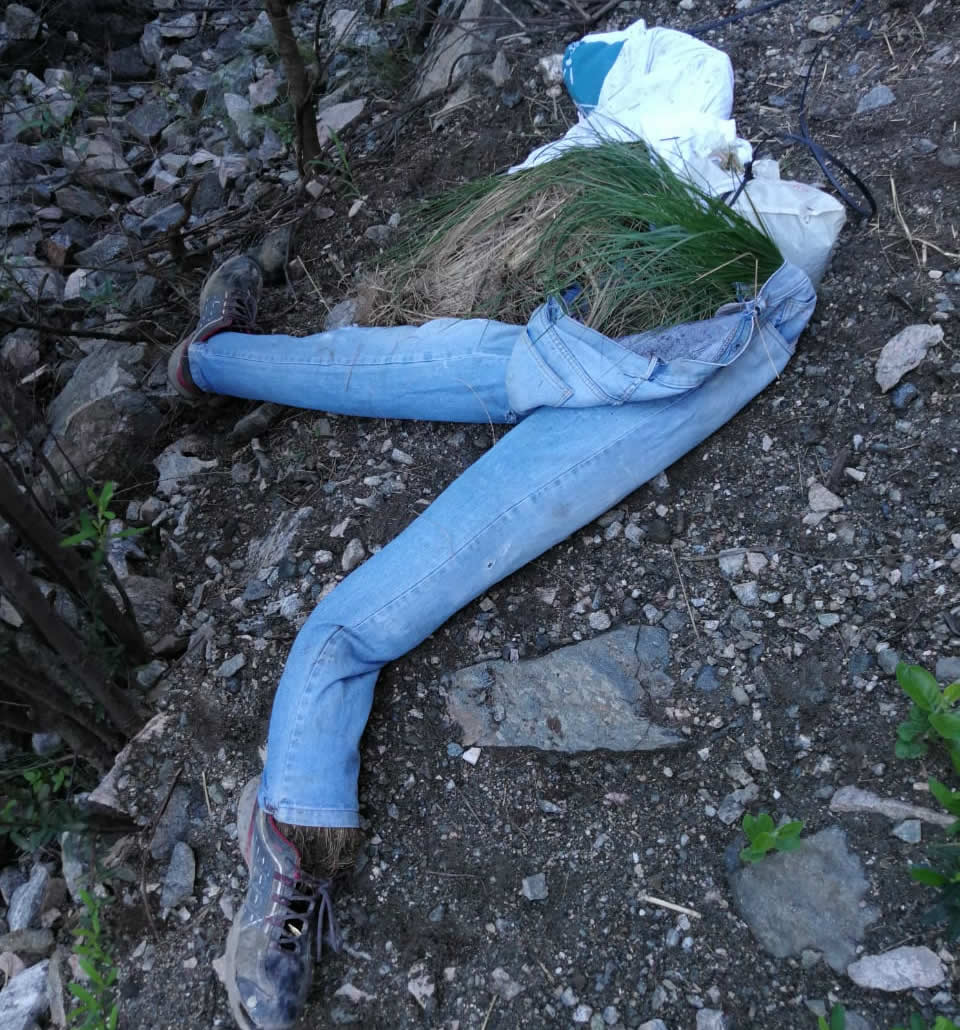 muñeco colgado 1 - Broma de mal gusto: colgaron un muñeco simulando ser una persona