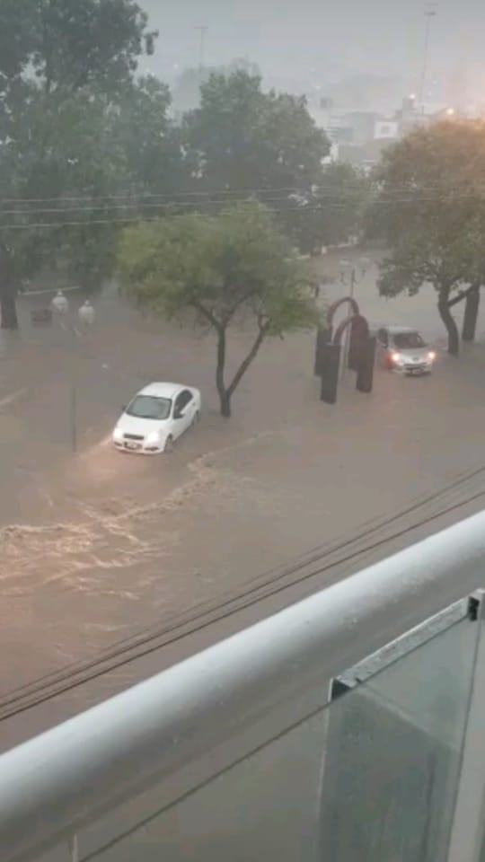 Cayeron 100 milímetros en una hora tormenta policia - Cayeron 100 milímetros en una hora