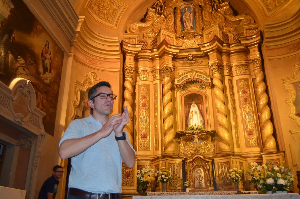 El cura que da sus misas con lenguaje de señas DSC 1062 - El cura que da sus misas con lenguaje de señas