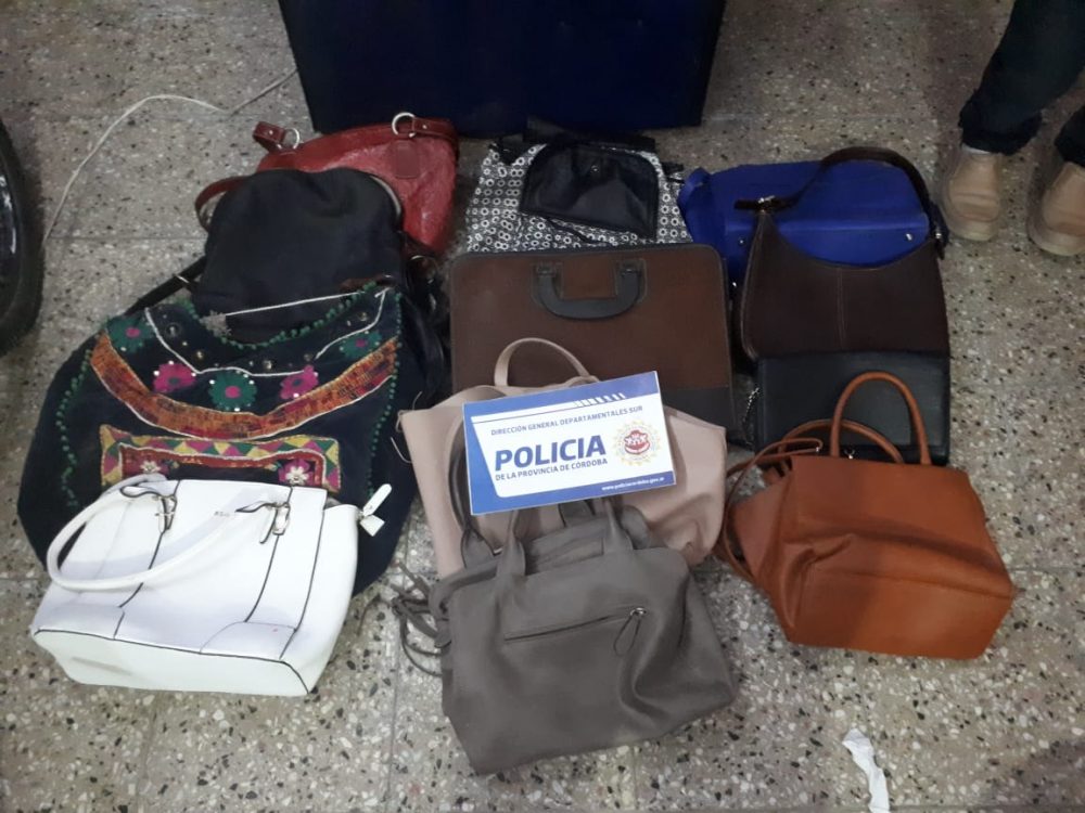 Recuperaron elementos robados de la Escuela Pablo Pizzurno elementos carteras - Recuperaron elementos robados de la Escuela Pablo Pizzurno