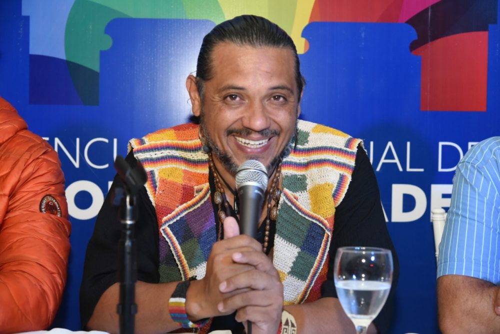 indio rojas colectividades conferencia - El Indio Rojas deslumbró en la noche peñera