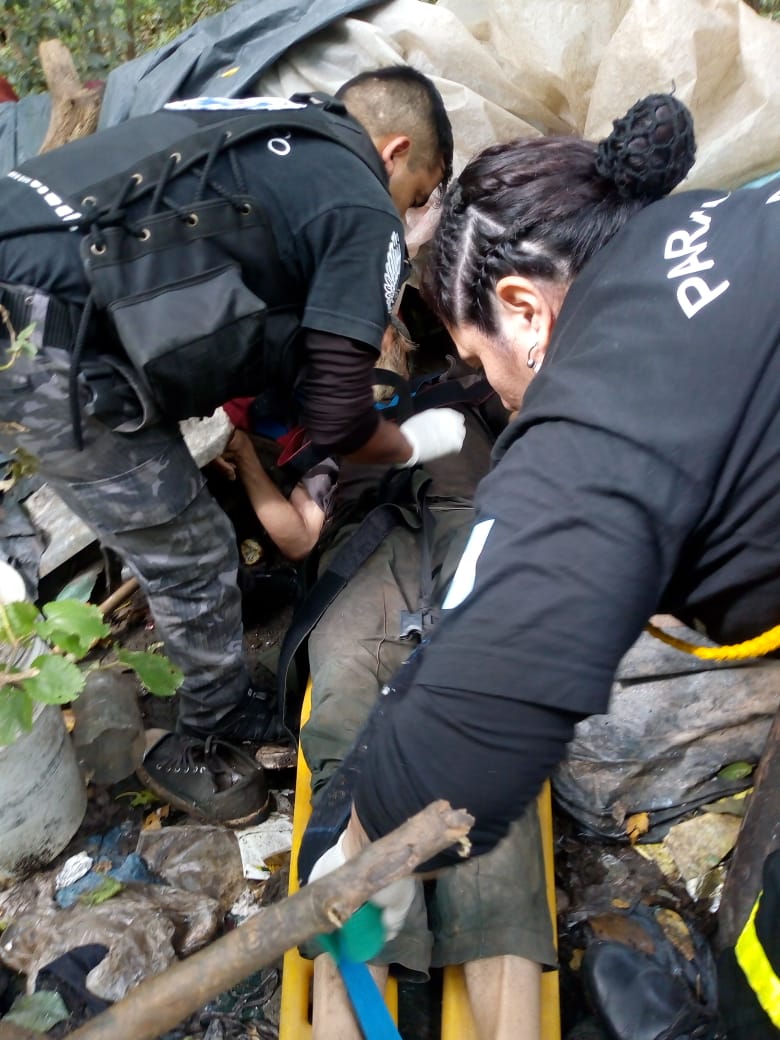 asistencia a indigente arroyo 1 - Asisten a un hombre que vive a la vera del arroyo