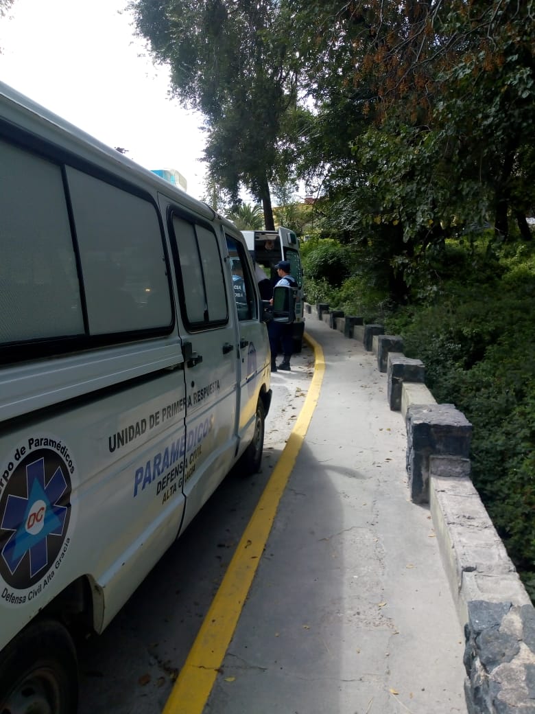 asistencia a indigente arroyo 2 - Asisten a un hombre que vive a la vera del arroyo