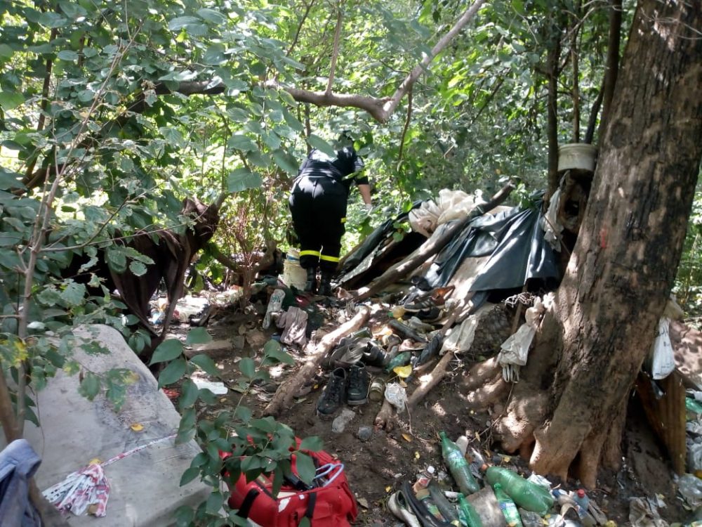 asistencia a indigente arroyo 4 - Asisten a un hombre que vive a la vera del arroyo