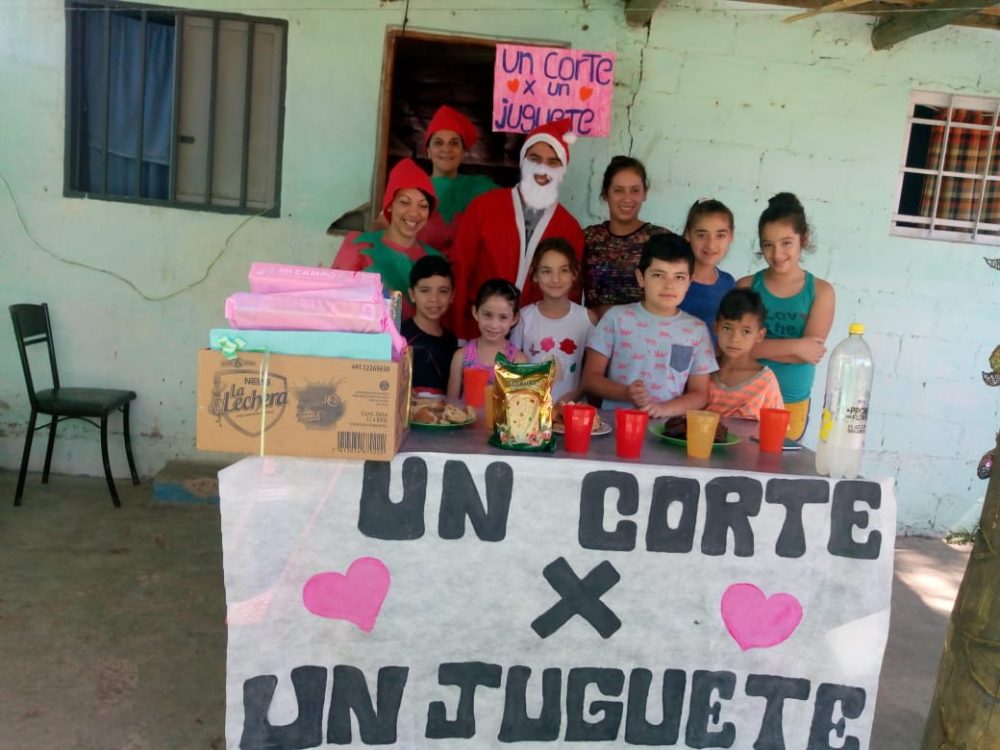 Tijeras solidarias: un corte por un alimento corte x juguetes pekes del bordo - Tijeras solidarias: un corte por un alimento