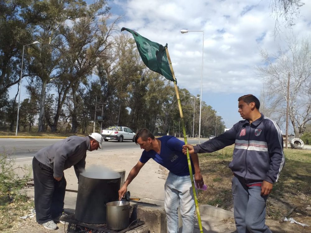 La Coordinadora 27 de mayo realiza una olla popular y corte parcial de la Ruta 5 olla coordinadora 27 de mayo - La Coordinadora 27 de mayo realiza una olla popular y corte parcial de la Ruta 5