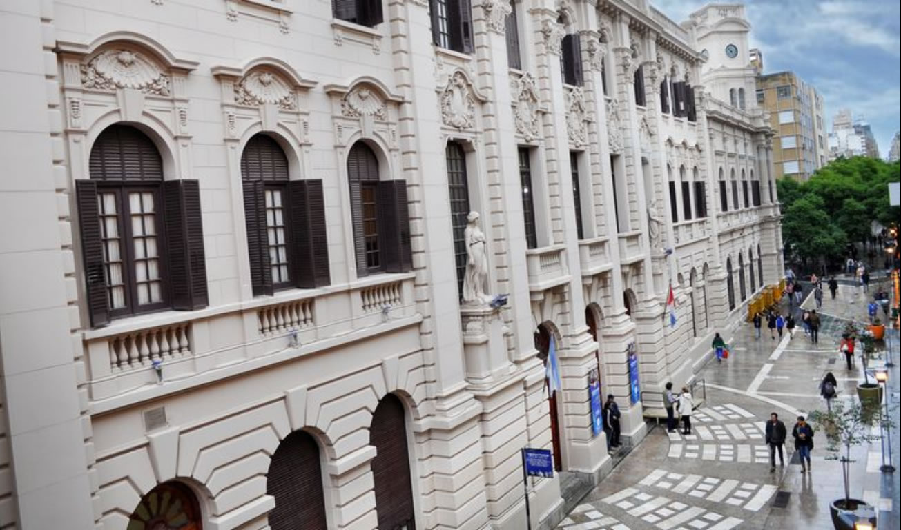 Luego de 101 años, la Legislatura deja su histórico edificio