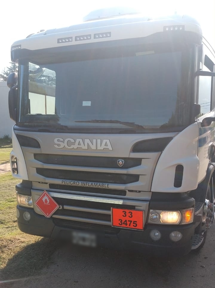 Lo pasó un camión, perdió el control de la moto y cayó accidente ruta 5 camion E - Lo pasó un camión, perdió el control de la moto y cayó