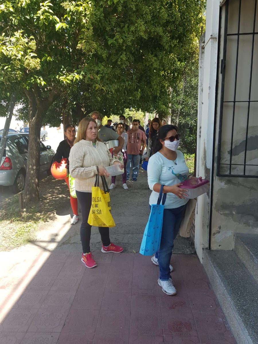 Dueños de dos carnicerías reparten locro a personas de bajos recursos reparto locro - Dueños de dos carnicerías reparten locro a personas de bajos recursos
