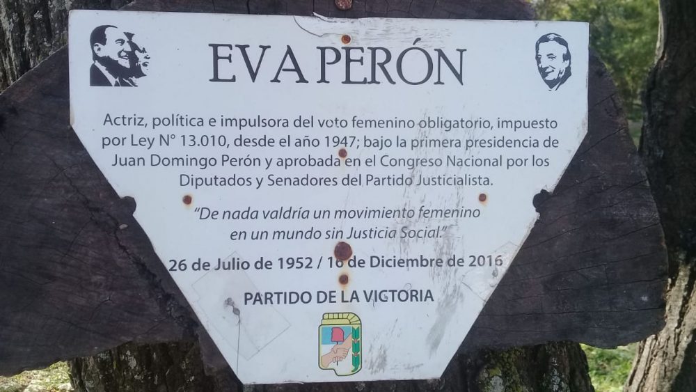 Nombran "Eva Perón" a una plaza en Falda del Carmen PLAZA EVA PLACA - Nombran "Eva Perón" a una plaza en Falda del Carmen
