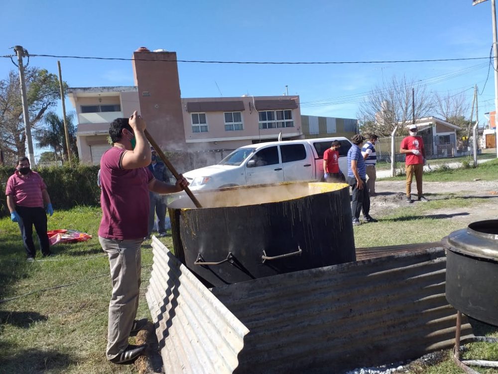 buteler locro 2 - Más de mil porciones de locro para vecinales y merenderos
